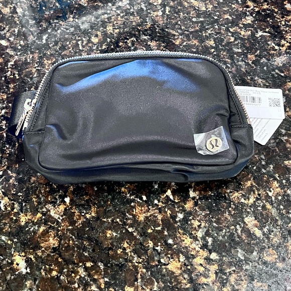 NWT Black with New Gold Hardware Everywhere Belt Bag 1L - Picture 4 of 10